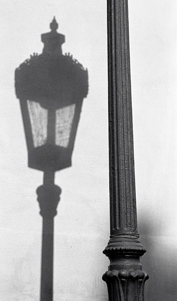 Pražské lampy I. / Autoportrét